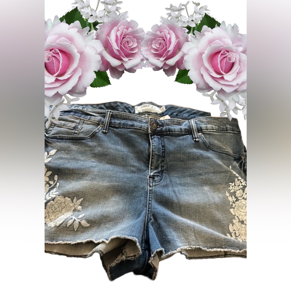 Torrid Blue Jean Cut Offs white rose embroidery zipper closure pockets NWT 26 - Picture 3 of 9